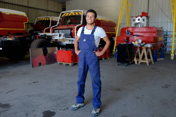 Mecánico Trabajando Taller Bomberos Retrato — Foto de Stock