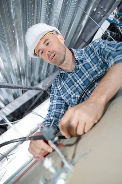 Elektriker Zieht Elektrische Unterstützung Der Decke — Stockfoto