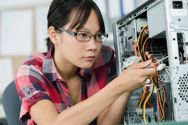 Mujer Que Trabaja Cables — Foto de Stock