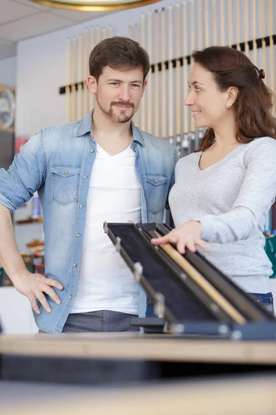 Una Coppia Che Sceglie Bastoncini Biliardo — Foto Stock