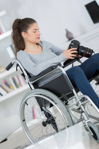 Kamerasını Kullanarak Tekerlekli Sandalyedeki Engelli Kadın — Stok fotoğraf