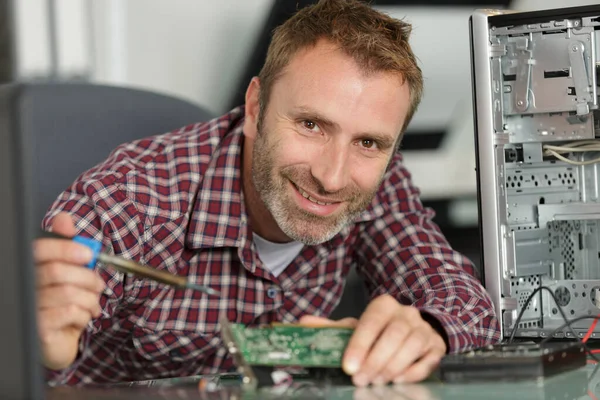 Szczęśliwy Mechanik Naprawić Laptop Komputera — Zdjęcie stockowe