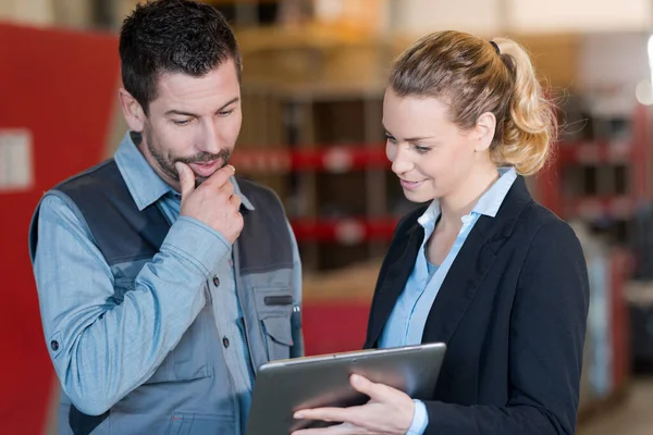 Managers Zijn Zoek Naar Een Tablet Een Magazijn — Stockfoto