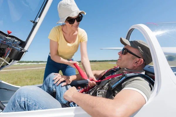 Uomo Nella Cabina Pilotaggio Aliante — Foto Stock