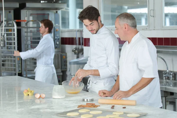 Apprenti Parler Chef Pendant Travail Dans Cuisine — Photo