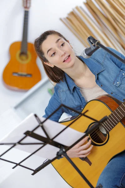 She Learning Guitar School — Stock Photo, Image