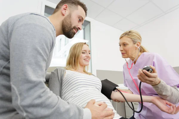 Zwangere Vrouw Krijgt Haar Pols Gecontroleerd — Stockfoto