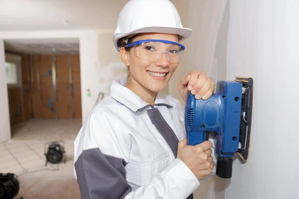 Portrait Femme Utilisant Ponceuse Sur Mur Intérieur — Photo