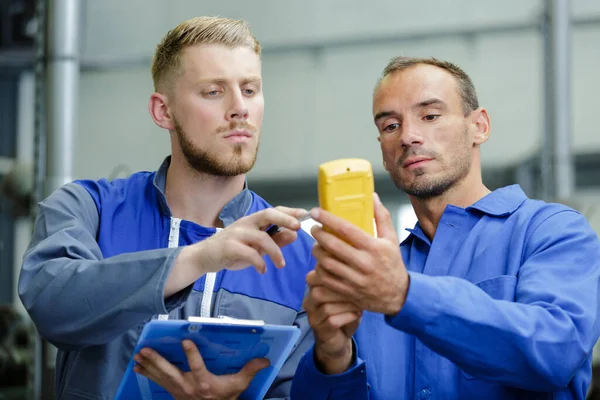 Gli Elettricisti Industriali Che Misurano Tensione — Foto Stock