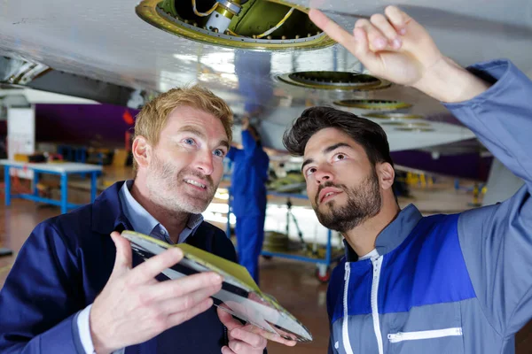 Twee Mannelijke Ingenieurs Inspecteren Onderkant Van Vleugel Vliegtuigen — Stockfoto