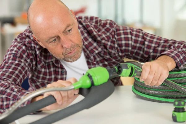 Uomo Assemblaggio Tubo Giardino — Foto Stock