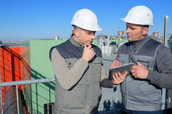 Trabajadores Industriales Fábrica Que Tienen Una Conversación — Foto de Stock