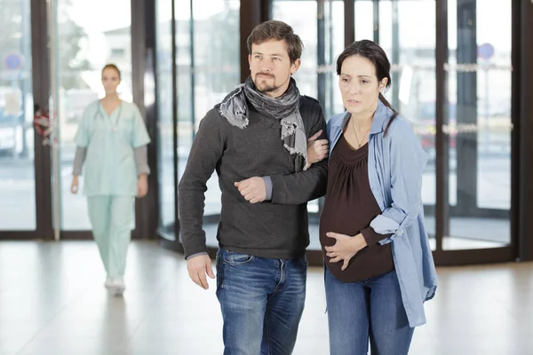 Mulher Grávida Preocupada Marido Lobby Hospital — Fotografia de Stock