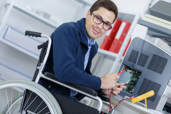 Mann Rollstuhl Arbeitet Mit Kopierer — Stockfoto