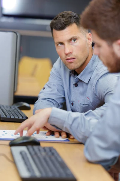 Trabalhadores Verificando Máquina Escritório — Fotografia de Stock