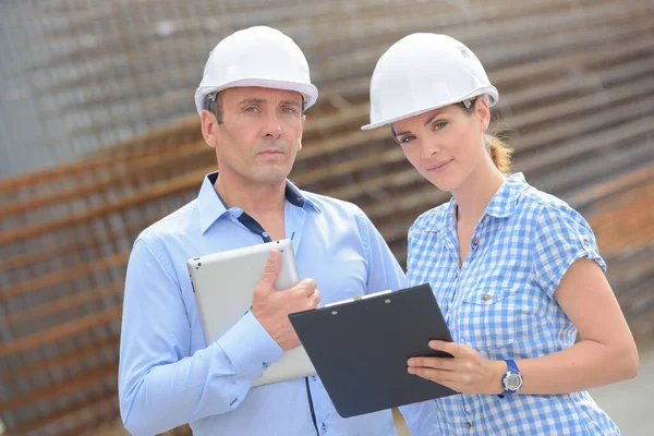 Männliche Und Weibliche Führungskräfte Auf Einer Baustelle — Stockfoto