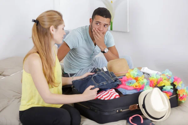 Paar Packt Für Auslandsaufenthalt — Stockfoto