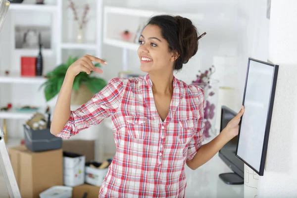 Una Mujer Feliz Enmarcando Casa — Foto de Stock