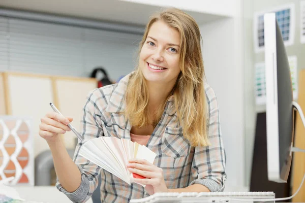 Mogen Hona Välja Färg Färger — Stockfoto