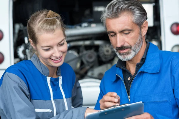 Uomo Donna Meccanica Automobilistica Laboratorio Auto — Foto Stock