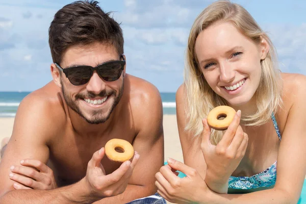 Couple Heureux Mangeant Des Cookies — Photo