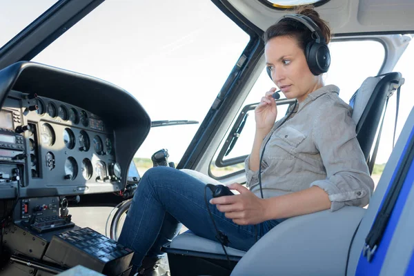 Vrouwelijke Piloot Cockpit Van Het Vliegtuig — Stockfoto