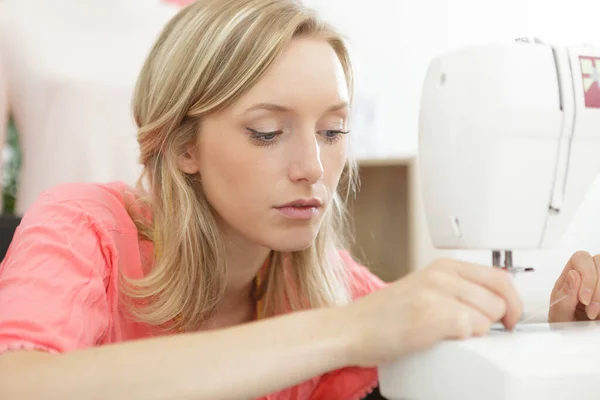 Näherinnen Arbeiten Der Nähmaschine — Stockfoto