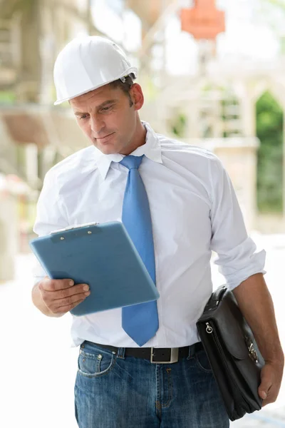 Hombre Ingeniería Pie Con Casco Seguridad Blanco — Foto de Stock