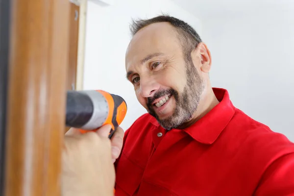 Construtor Feliz Usando Uma Broca — Fotografia de Stock