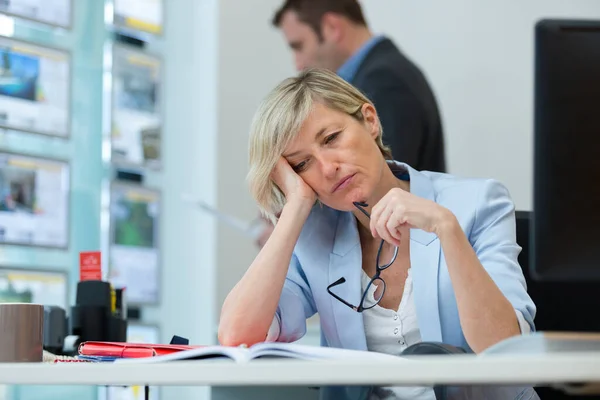 Mujer Aburrida Sentada Escritorio Oficina — Foto de Stock