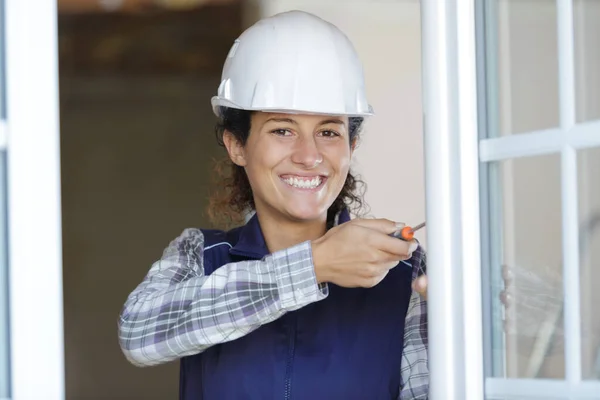 Mujer Constructora Mirando Una Ventana —  Fotos de Stock