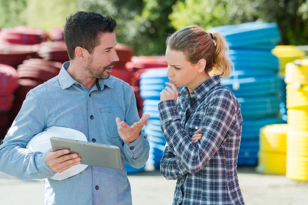 Gerente Trabajadora Juntos Una Situación Industrial — Foto de Stock