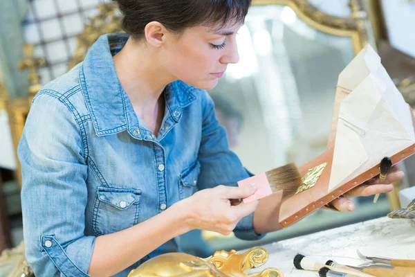 Artesanato Feminino Usando Folha Ouro Para Restaurar Moldura Antiga — Fotografia de Stock