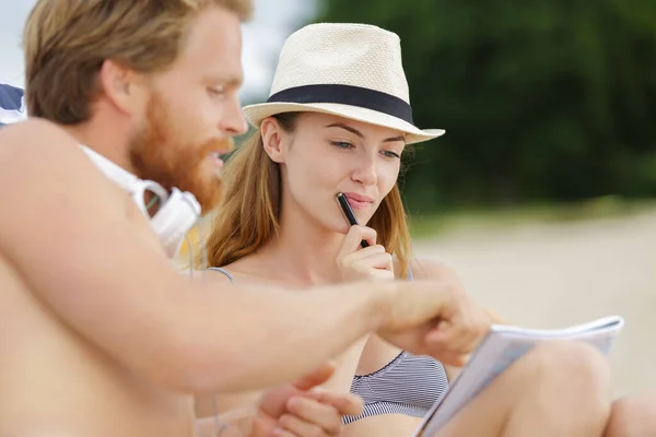 Femme Faisant Sudoku Sur Plage — Photo