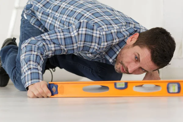 Ein Reparateur Während Des Eingeebneten Fußbodens — Stockfoto