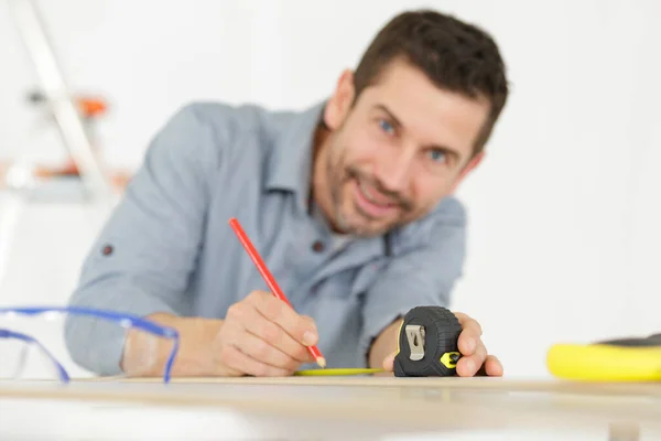 Man Meet Afstand Het Bord — Stockfoto