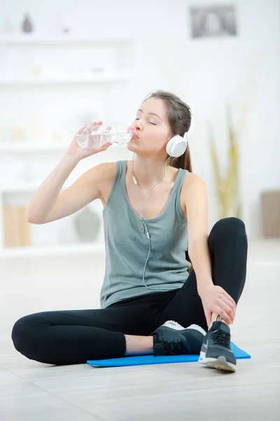 Jeune Femme Sportive Boit Eau Après Entraînement — Photo