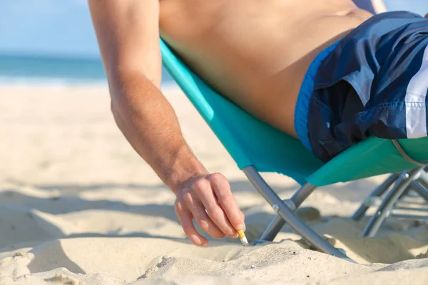 Mann Raucht Strand — Stockfoto