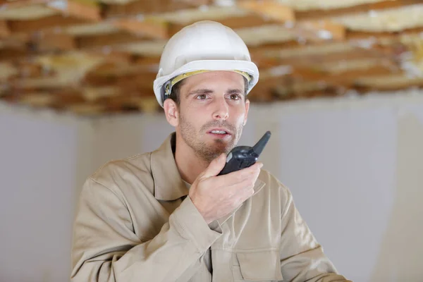 Capataz Construcción Hablando Walkie Talkie Sujetando Portapapeles —  Fotos de Stock