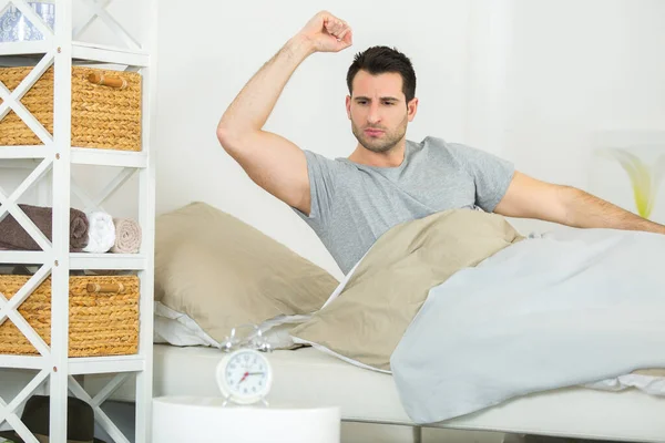 Mann Weckt Erhobenen Arm Richtung Alarm — Stockfoto