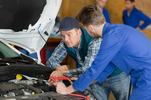 Mechanicy Przygotowujący Się Użycia Skok Prowadzi Samochód — Zdjęcie stockowe