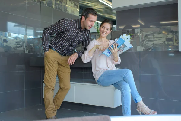 Couple Looking Catalog Plumbing Store — Stock Photo, Image