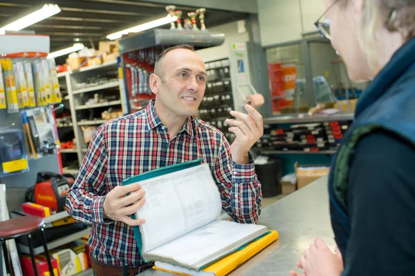 Uomo Che Vende Qualcosa Cliente Magazzino — Foto Stock