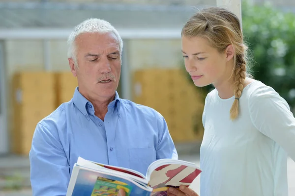 Männer Und Frauen Gespräch Über Den Inhalt Des Buches — Stockfoto