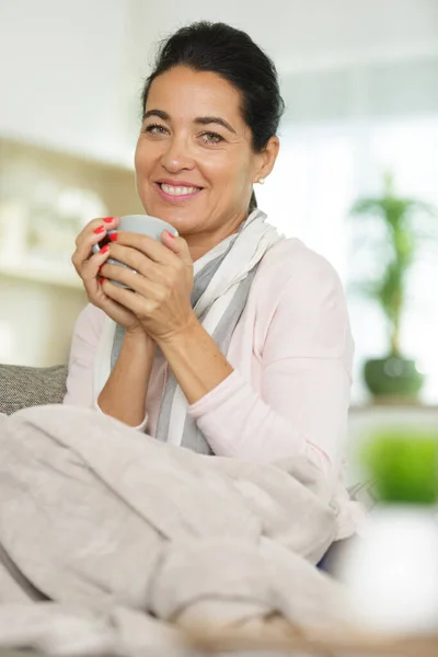Usmívající Žena Pije Čaj Pod Dekou — Stock fotografie