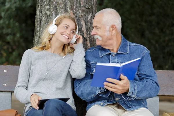 Pappa Och Dotter Kul Parken — Stockfoto