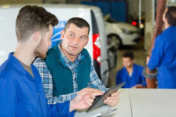 Ingenieurin Bildet Weiblichen Lehrling Auf Cnc Maschine Aus — Stockfoto