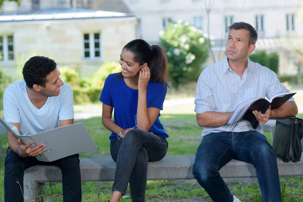 Personer Satt Bänk Universitetsområdet — Stockfoto