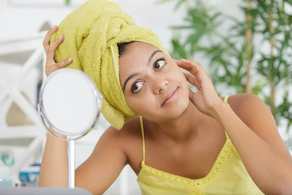 Vrouw Met Handdoek Hoofd — Stockfoto