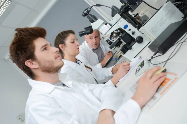 Jóvenes Científicos Que Trabajan Fechas Investigación Laboratorio — Foto de Stock